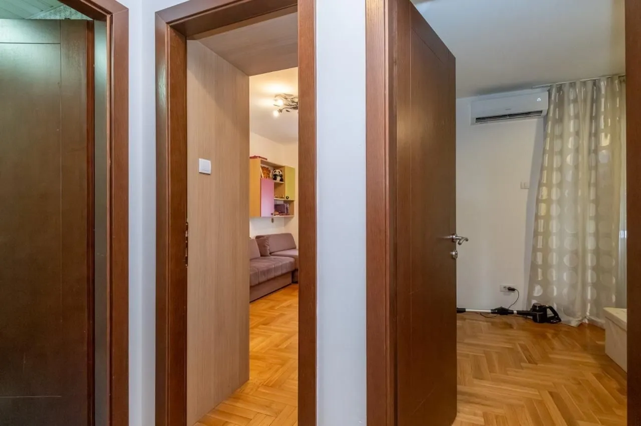Izdavanje, trosoban stan, 97m², Blok 9, Podgorica