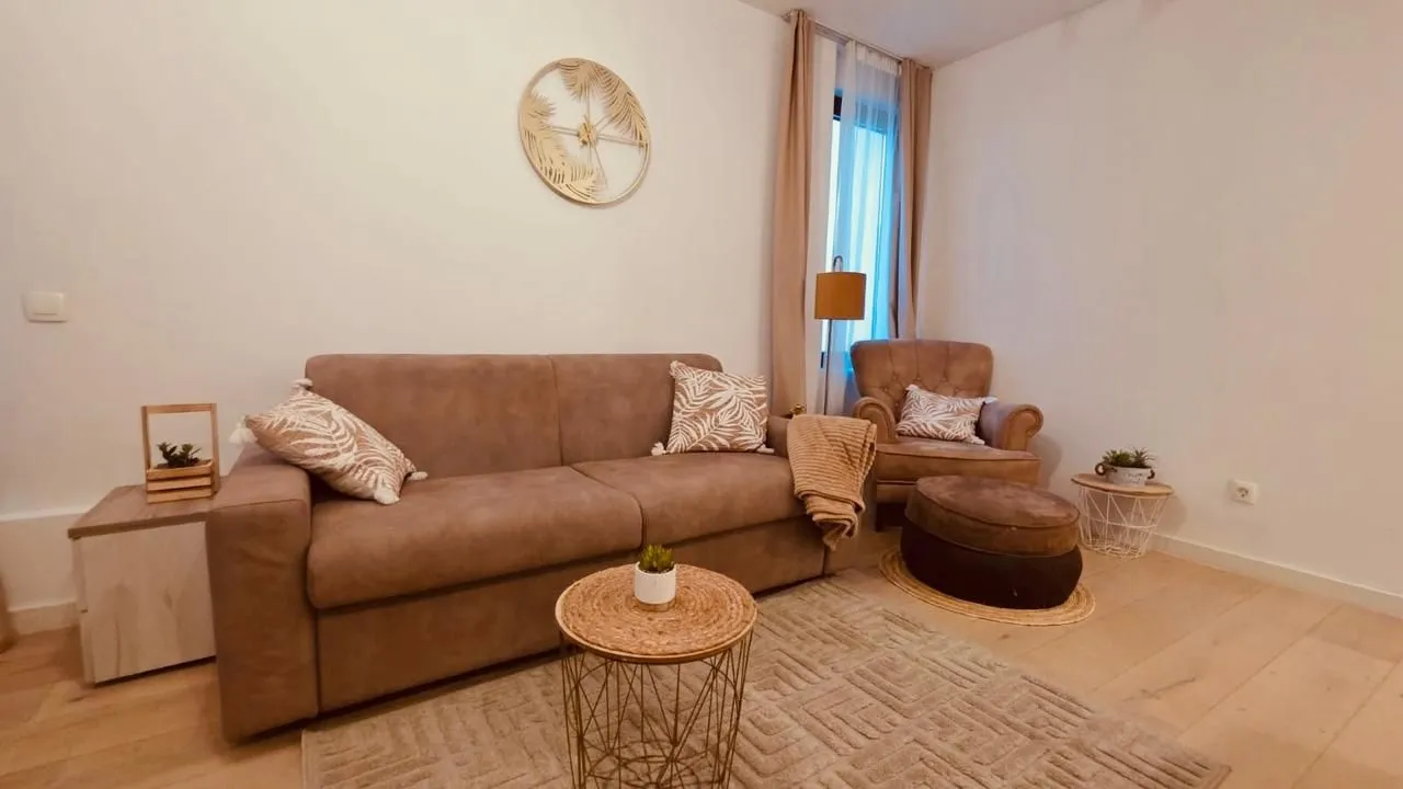 Rent, one bedroom apartment, 75m², Kalimanj, Tivat