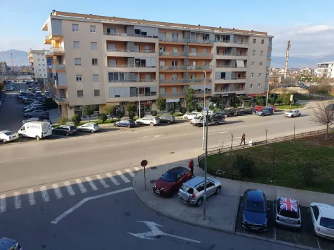 Pogled na višespratnu stambenu zgradu i ulicu ispred nje. - image 14