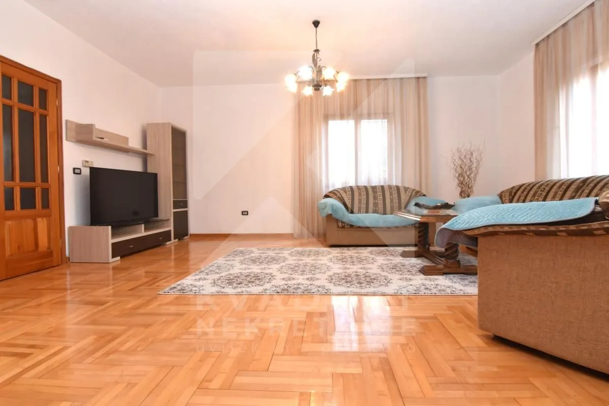 Izdavanje, četvorosoban stan, 150m², Stari Aerodrom, Podgorica