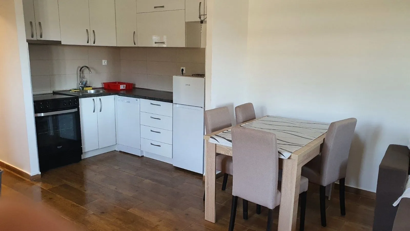 Izdavanje, jednosoban stan, 45m², Đenovići, Herceg Novi