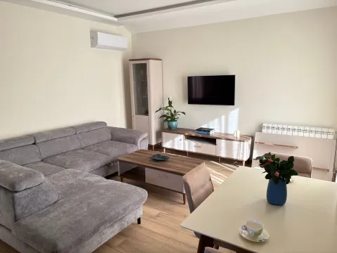 Izdavanje, jednosoban stan, 50m², Tivat, Crna Gora - image 1