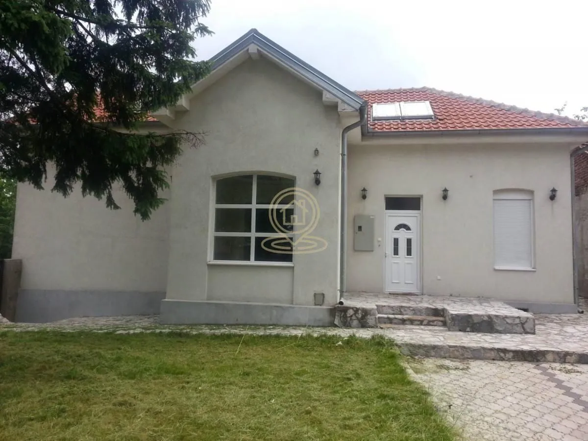 Prednji deo kuće sa ulaznim vratima i dvorištem.