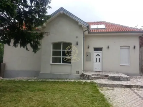 Prednji deo kuće sa ulaznim vratima i dvorištem. - image 6