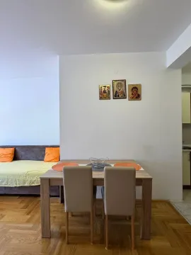 Trpezarija sa stolom i stolicama povezana sa dnevnim boravkom. - image 3