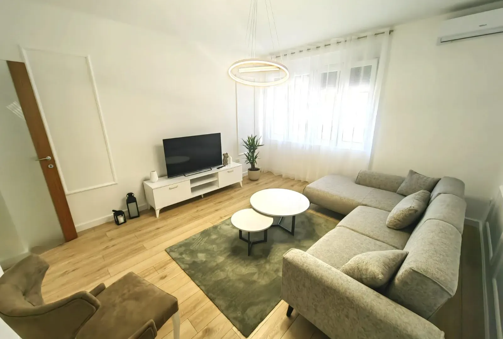 Izdavanje, dvosoban stan, 80m², Podgorica, Crna Gora