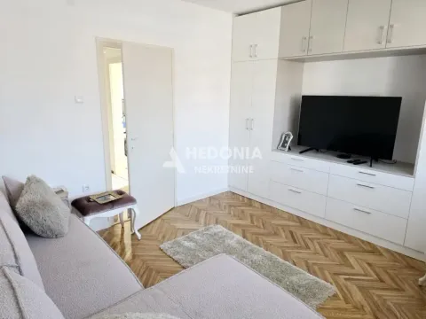 Dnevna soba sa garniturom, televizorom i ugradnim plakarom. - image 6