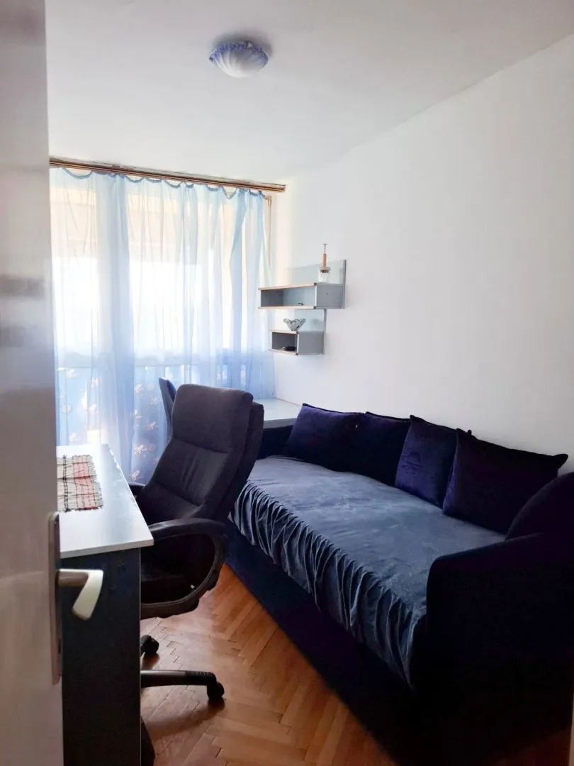Izdavanje, dvosoban stan, 85m², Blok 5, Podgorica