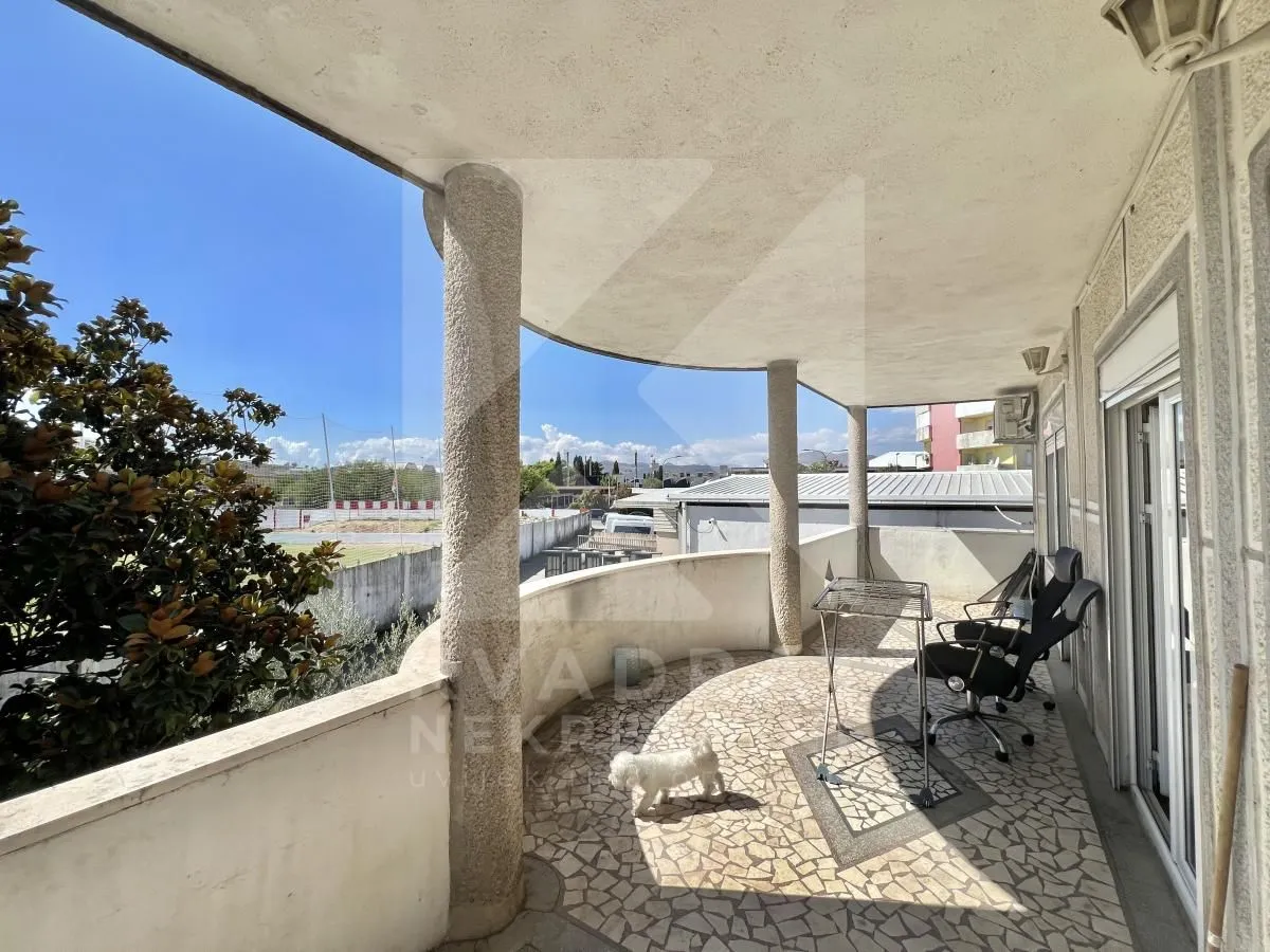 Spacious covered terrace with a view of the surroundings.