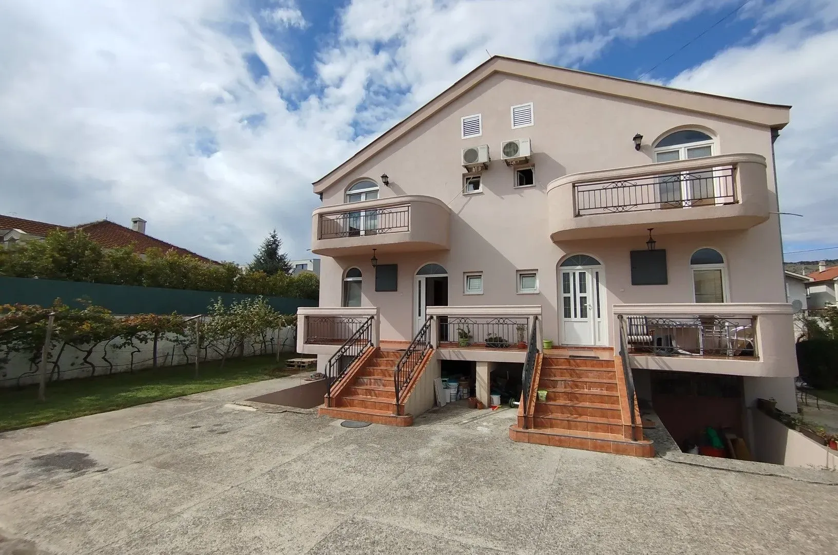 Izdavanje, kuća, 160m², Tološi, Podgorica