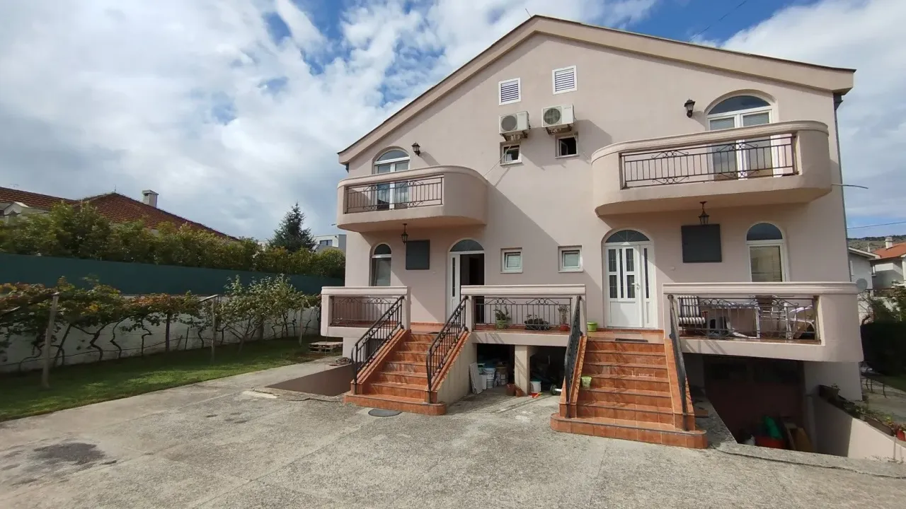 Izdavanje, kuća, 160m², Tološi, Podgorica