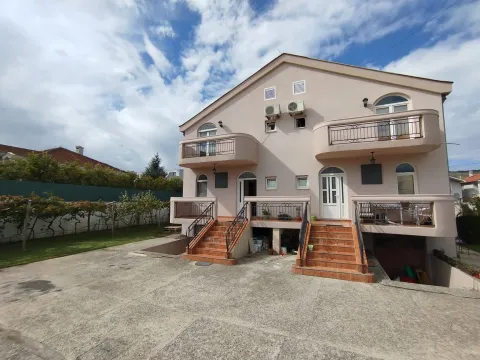 Izdavanje, kuća, 160m², Tološi, Podgorica
