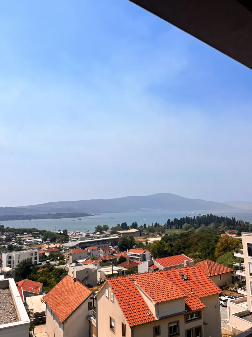 Pogled sa terase na grad, more i okolna brda.