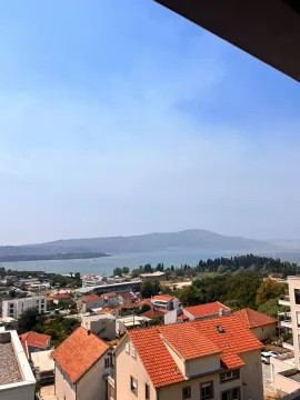 Pogled sa terase na grad, more i okolna brda. - image 13