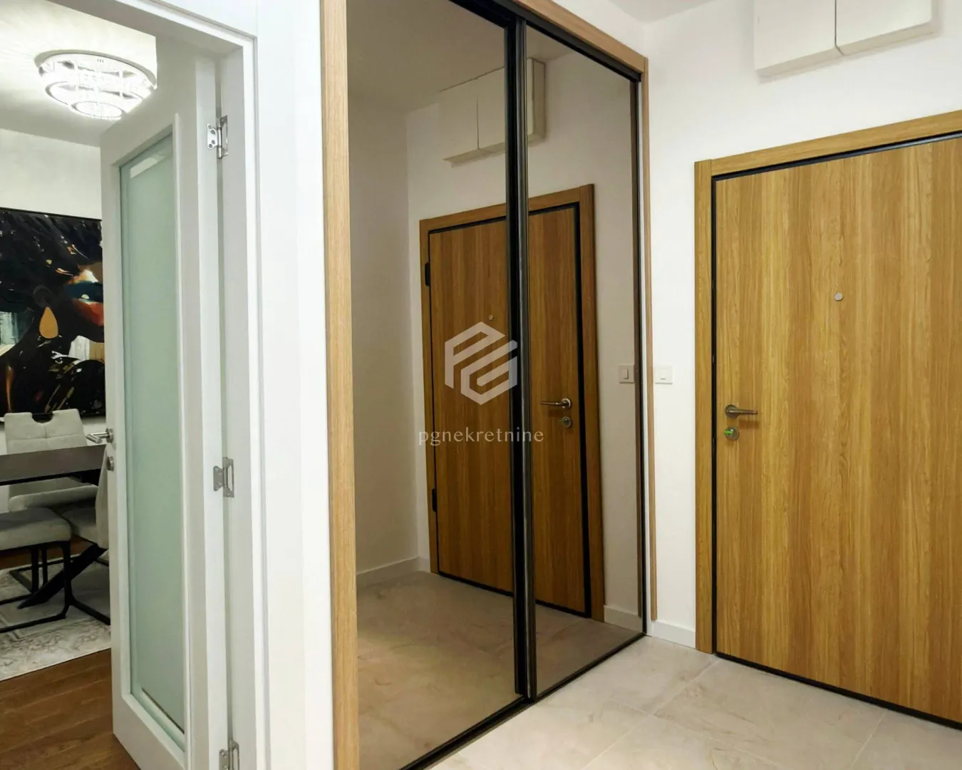 Izdavanje, dvosoban stan, 74m², Podgorica, Crna Gora