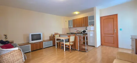 Dnevni boravak sa trpezarijom i kuhinjom u otvorenom prostoru. - image 3