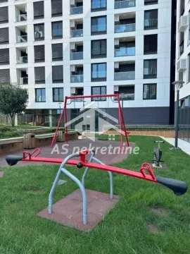 Dvorište zgrade sa igralištem ispred moderne stambene zgrade. - image 28