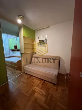 Manja spavaća soba sa krevetom i ugradnim plakarom sa ogledalom. - image 4