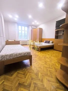Spavaća soba sa nekoliko kreveta i drvenim ormarima. - image 12