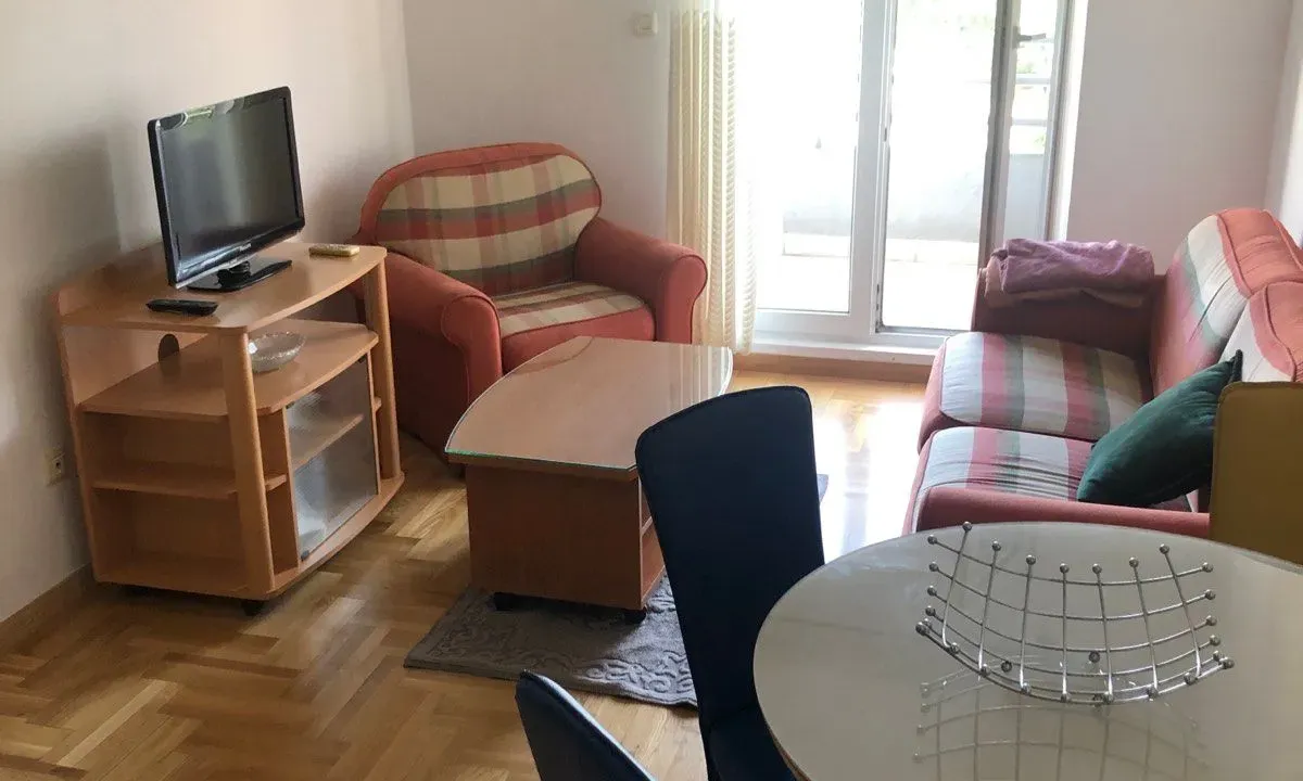 Izdavanje, jednosoban stan, 37m², Stari Aerodrom, Podgorica