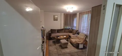 Dnevna soba sa garniturom za sedenje i stočićem. - image 2