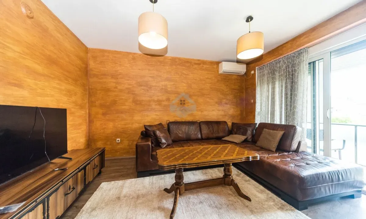 Izdavanje, dvosoban stan, 65m², Centar, Podgorica