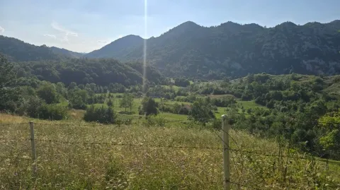 Pogled na planinski pejzaž i zelenilo sa parcele. - image 4