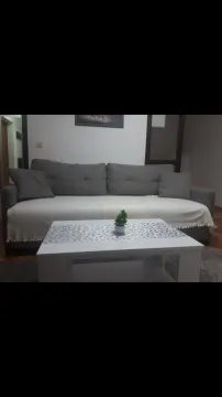 Dnevna soba sa sivom garniturom i bijelim stočićem. - image 19