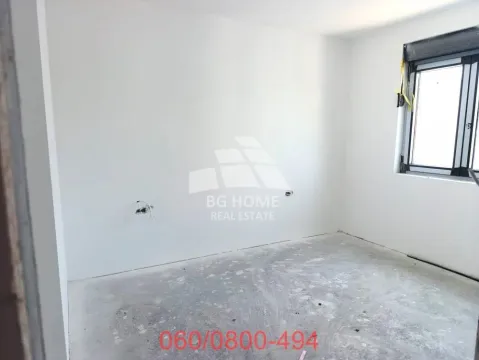 Prazna neuređena prostorija sa belim zidovima i prozorom. - image 11