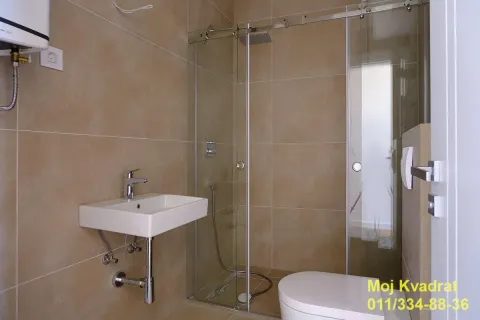 Kupatilo sa umivaonikom i tuš kabinom sa staklenim paravanom. - image 13