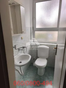 Manje kupatilo sa umivaonikom, WC šoljom i prozorom. - image 11