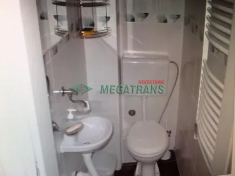 Manje kupatilo sa umivaonikom, WC šoljom i radijatorom sušačem. - image 11