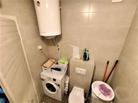 Manje kupatilo sa tuš kabinom, veš mašinom i bojlerom. - image 8