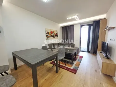 Dnevni boravak sa garniturom, trpezarijskim stolom i izlazom na terasu. - image 5