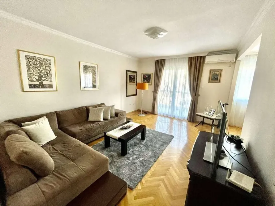 Izdavanje, dvosoban stan, 85m², Centar, Podgorica