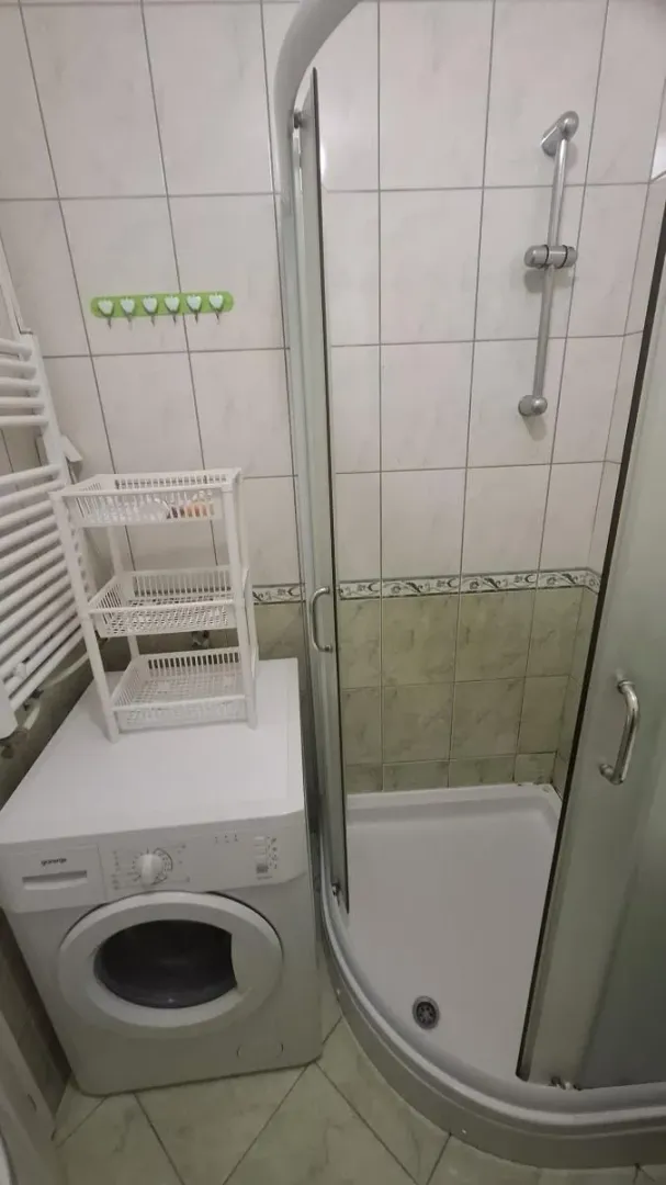 Kupatilo sa tuš kabinom i veš mašinom.