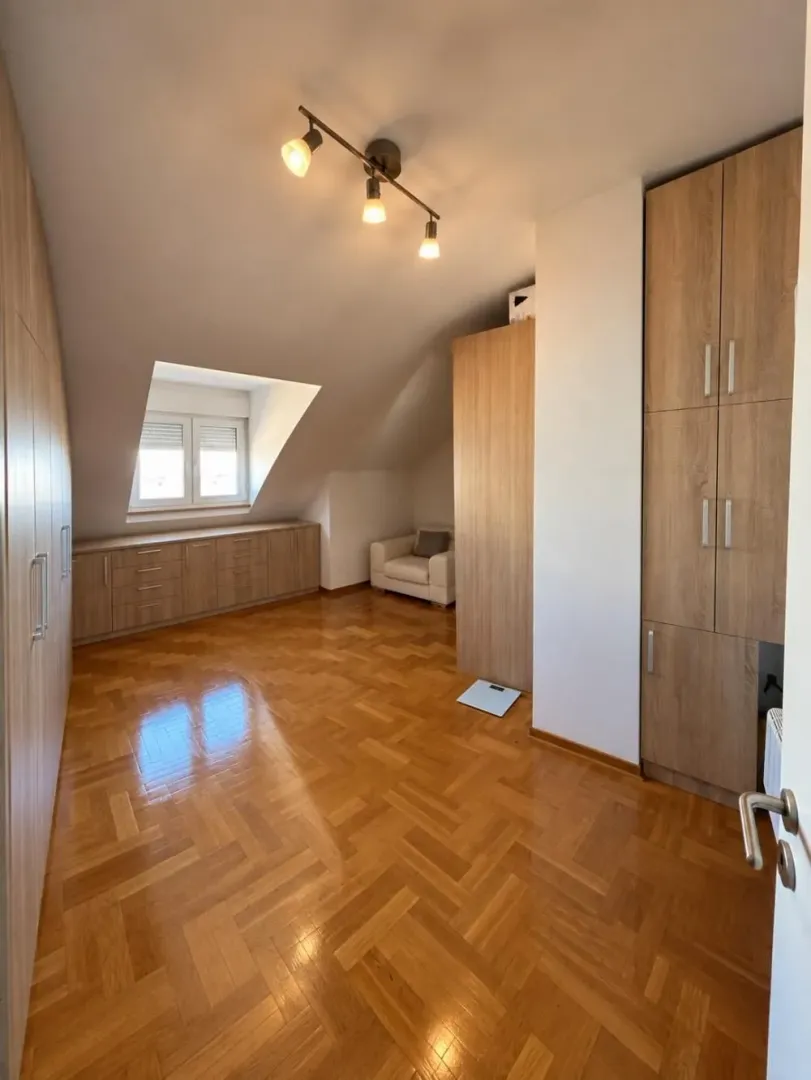 Prodaja, četvorosoban stan, 108m², Zemun Gornji Grad, Zemun Sve Podlokacije