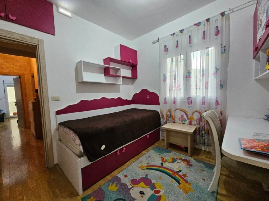 Izdavanje, trosoban stan, 100m², Blok 9, Podgorica