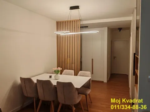 Trpezarija sa stolom, stolicama i modernim lusterom. - image 3