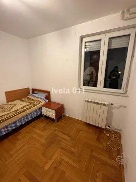 Manja spavaća soba sa krevetom, noćnim stočićem, prozorom i radijatorom. - image 5