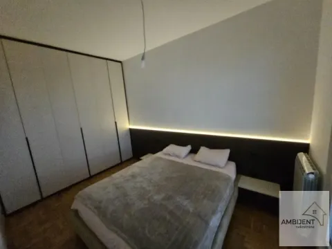 Spavaća soba sa bračnim krevetom, velikim garderoberom i ambijentalnim osvetljenjem. - image 7