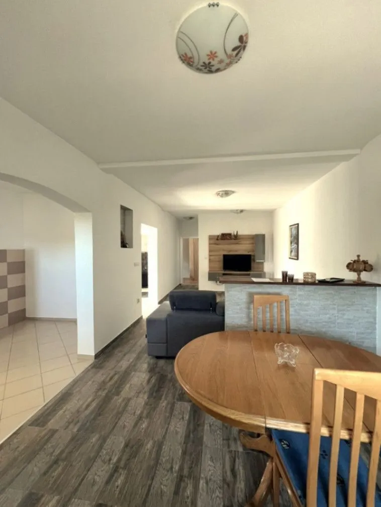 Izdavanje, dvosoban stan, 75m², Bjeliši, Bar