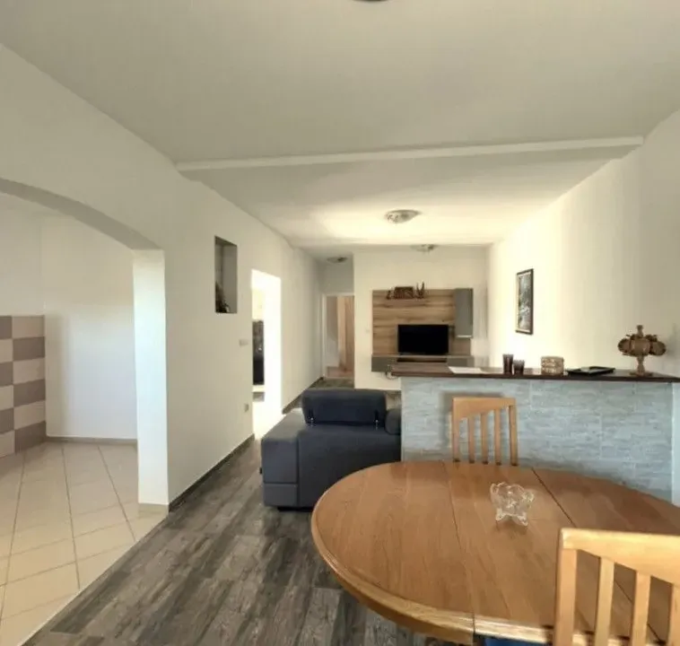 Izdavanje, dvosoban stan, 75m², Bjeliši, Bar