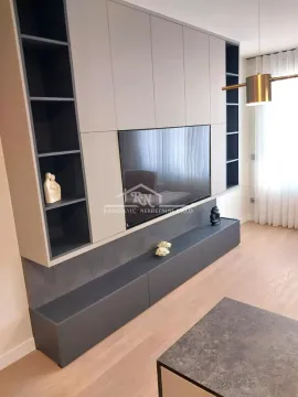 Dnevna soba sa modernim zidnim nameštajem i televizorom. - image 2