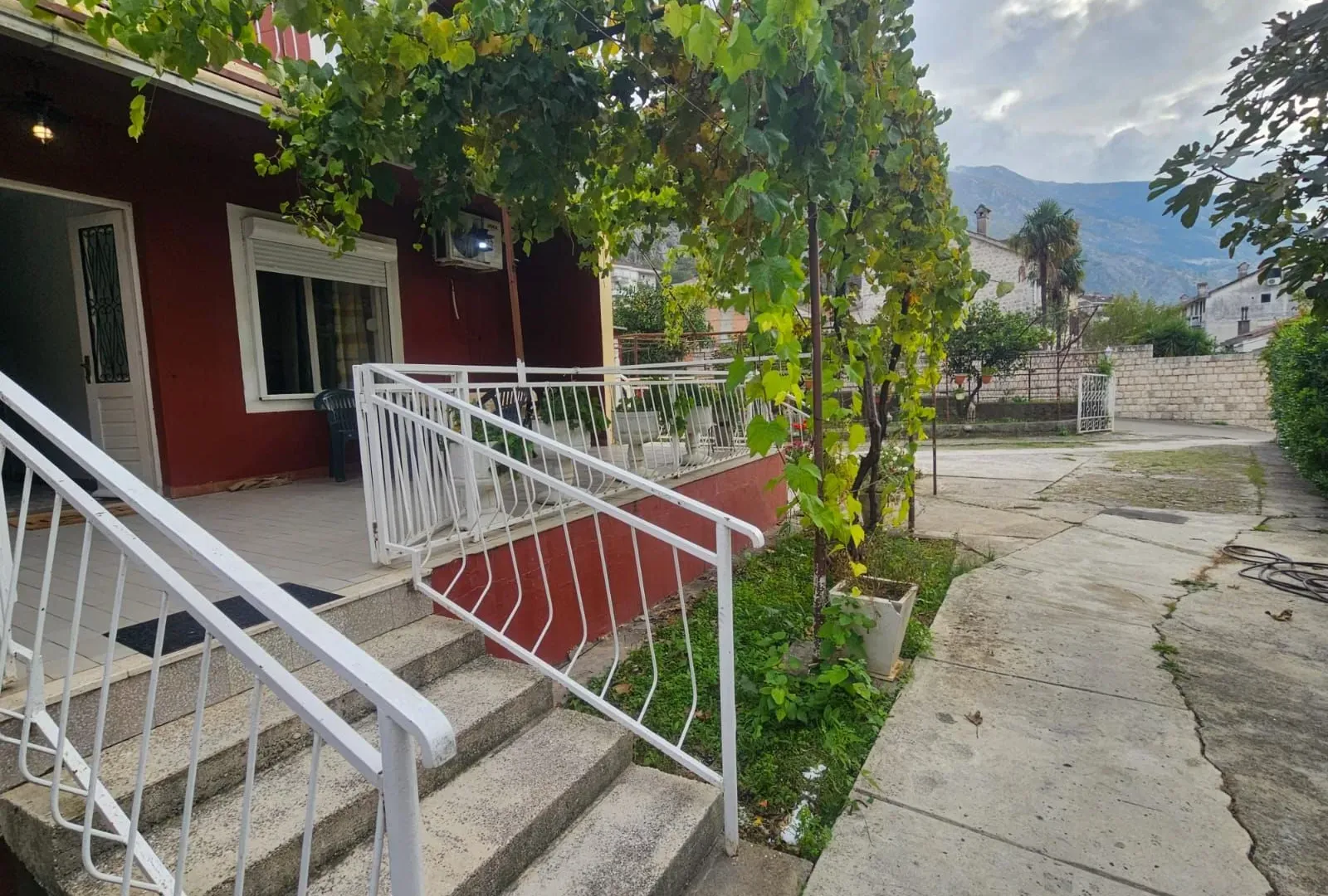 Izdavanje, stan, 90m², Kotor, Crna Gora