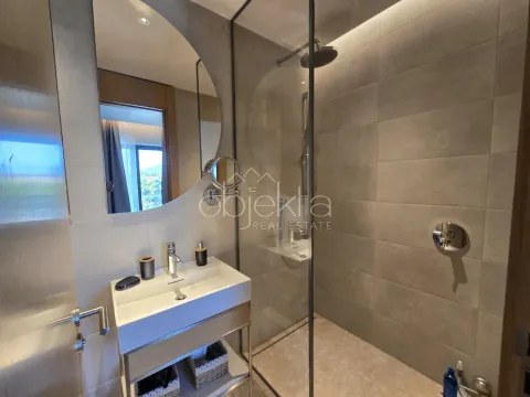 Moderno opremljeno kupatilo sa umivaonikom i tuš kabinom. - image 10