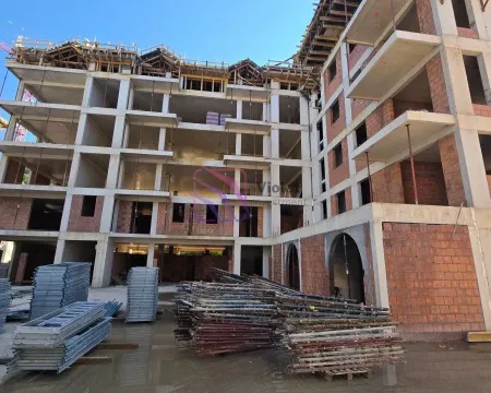 Pogled na stambenu zgradu u izgradnji sa građevinskim materijalom u dvorištu. - image 13