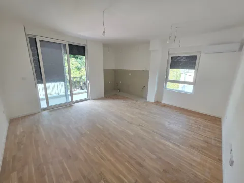 Prazna svijetla prostorija sa parketom i izlazom na terasu. - image 5
