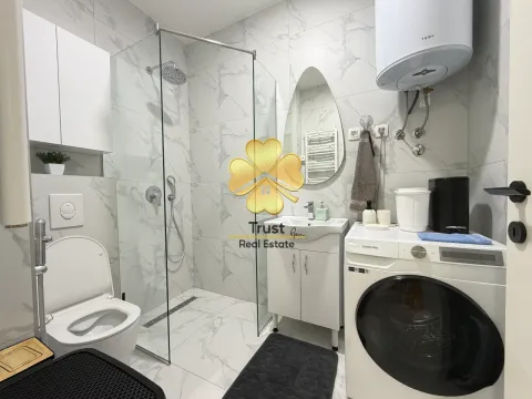 Moderno opremljeno kupatilo sa tuš kabinom i veš mašinom. - image 20