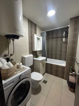Kompaktno kupatilo sa kadom, umivaonikom, wc šoljom i veš mašinom. - image 14